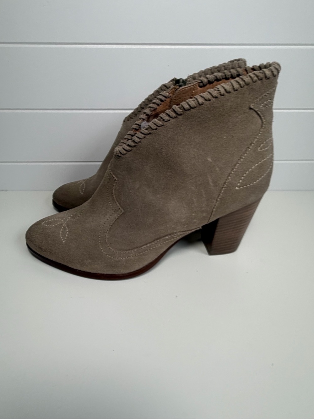 Ariat Unbridled Eva Ankle Boots Suede Taupe Ankle Bootie Western Cowboy size 9
